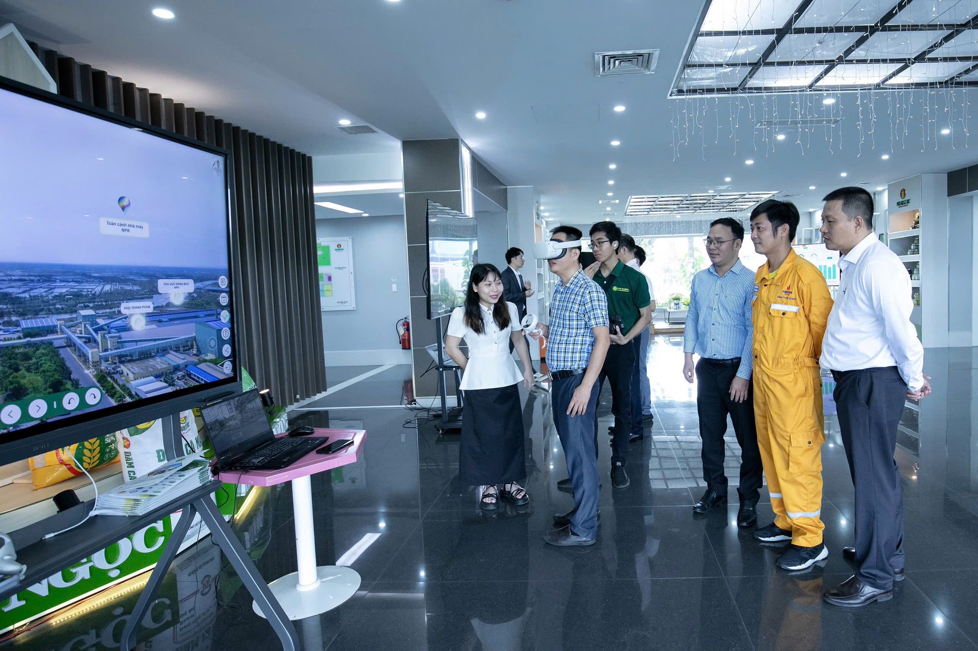 Tham quan nhà máy thực tế ảo tại Hội thảo