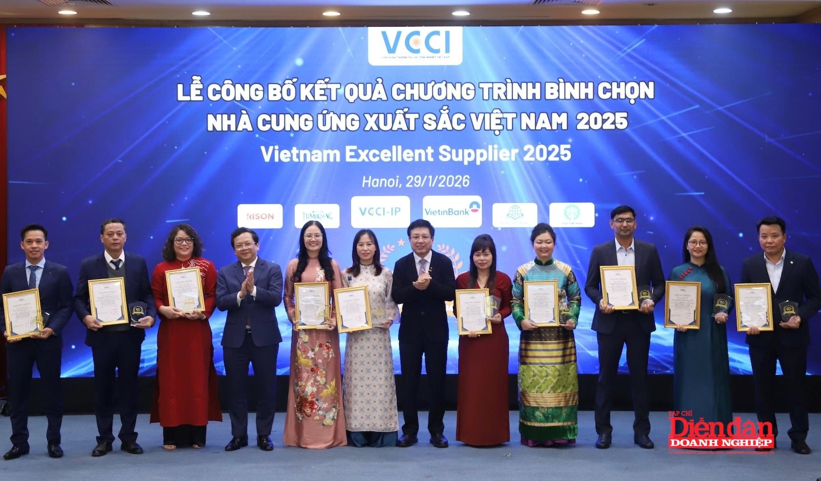 Chủ tịch VCCI Hồ Sỹ Hùng và Phó Trưởng ban Ban Chính sách, Chiến lược Trung ương Nguyễn Đức Hiển trao tặng chứng nhận cho các nhà cung ứng xuất sắc 