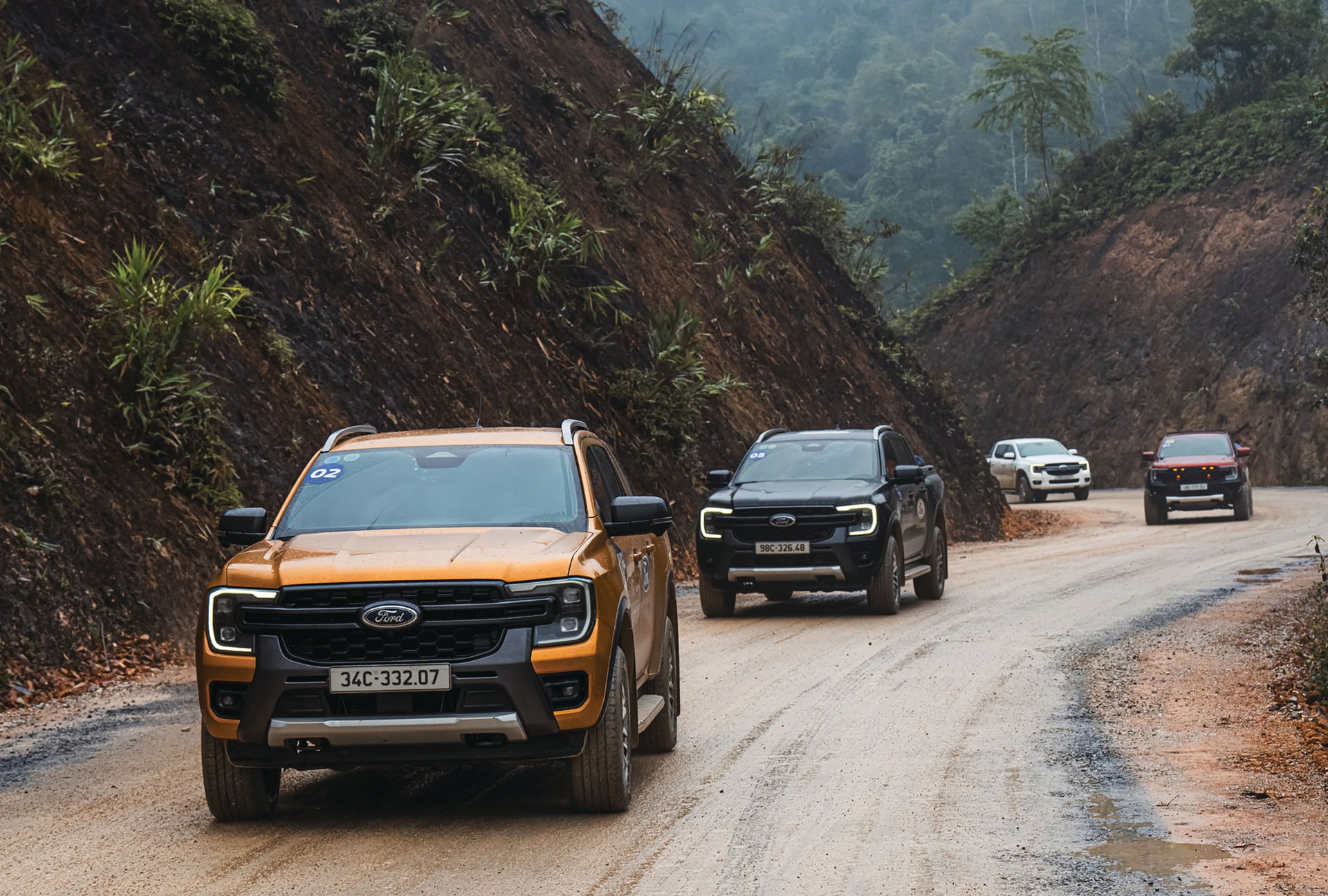 Ford Ranger sở hữu thiết kế đậm DNA xe tải, với lưới tản nhiệt, cụm đèn pha đặc trưng và kiểu dáng hiện đại, vững chãi, mạnh mẽ.