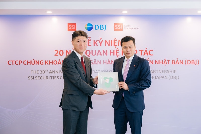 đại diện SSI và đại diện DBJ cùng tiến lên sân khấu để thực hiện nghi thức trao quà lưu niệm,