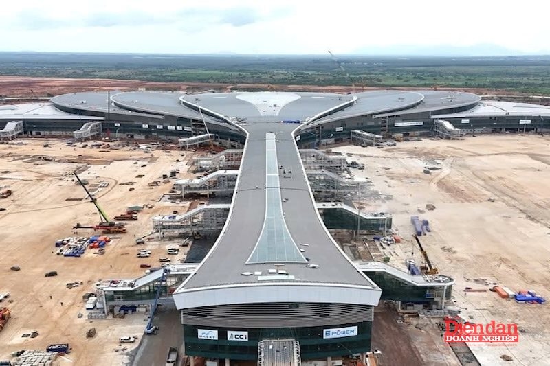 Thượng tá Đào Anh Dũng - Giám đốc Ban Điều hành dự án sân bay, Binh đoàn 12 - Tổng công ty Xây dựng Trường Sơn: hiện các đơn vị thi công đang tranh thủ tối đa điều kiện thời tiết thuận lợi, tập trung nhân lực và thiết bị để đẩy nhanh tiến độ.