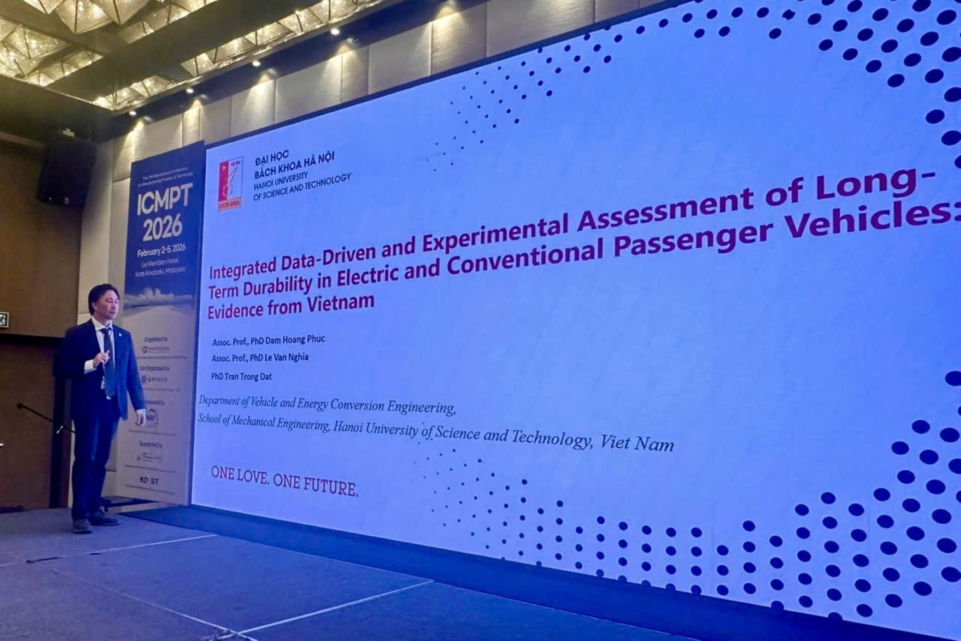 PGS.TS Đàm Hoàng Phúc - Giám đốc Chương trình Đào tạo Kỹ thuật Ô tô - cùng các đồng nghiệp tại Đại học Bách khoa Hà Nội tại Hội nghị quốc tế về Công nghệ Chế tạo & Sản xuất (ICMPT 2026) diễn ra ở Malaysia (2-5/2).