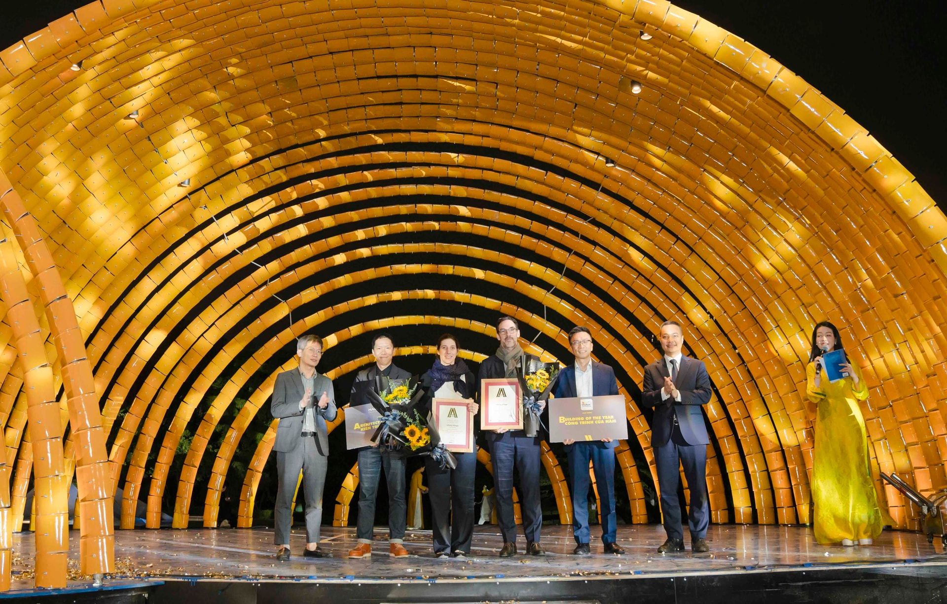 Ong Cao Duc Dung trao giai “Cong trinh cua Nam” (Building of the Year)