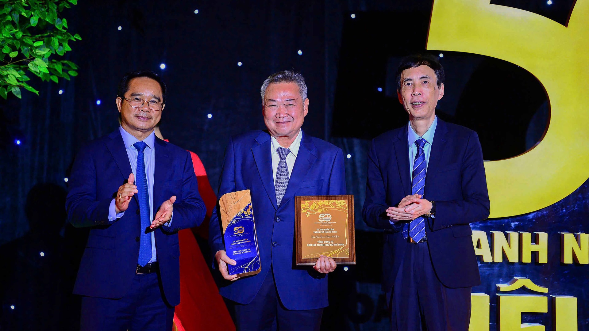 Ông Phạm Quốc Bảo - Chủ tịch HĐTV EVNHCMC nhận danh hiệu Top 50 doanh nghiệp tiêu biểu Thành phố Hồ Chí Minh