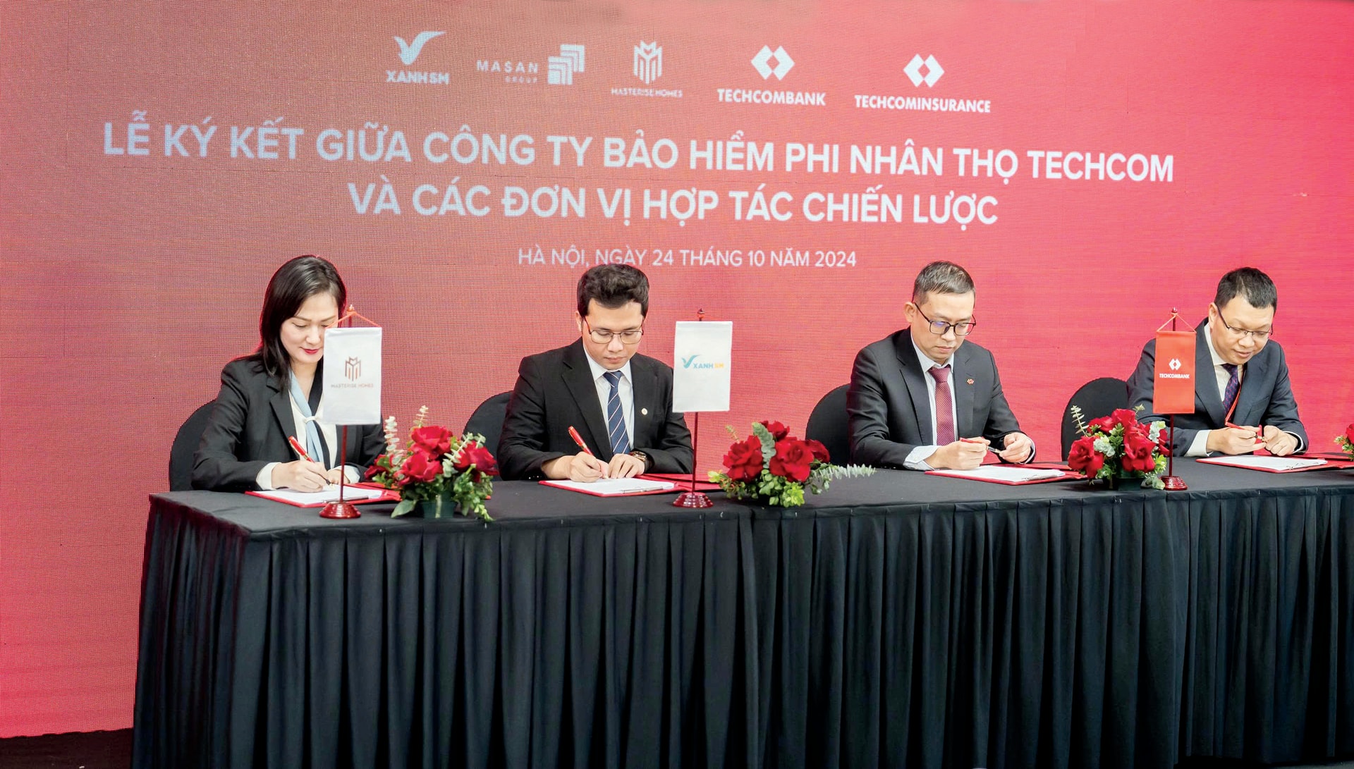 Đại diện các doanh nghiệp gồm Masterise Group, Xanh SM, Techcombank và Techcom Insurance thực hiện ký kết hợp tác chiến lược tại Lễ ra mắt Công ty Cổ phần Bảo hiểm Phi nhân thọ Techcom sua