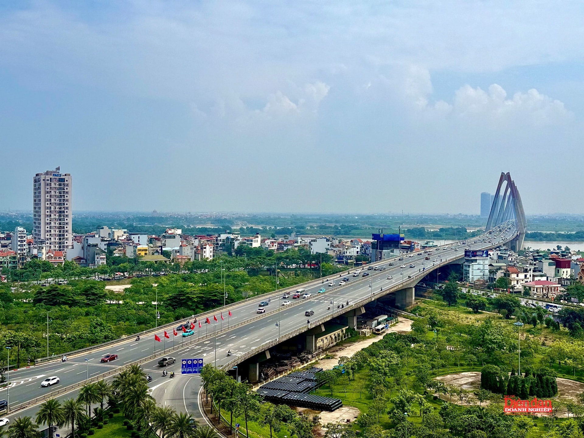 Việc Hà Nội xây dựng cơ chế chuyển đổi linh hoạt giữa các loại hình nhà ở diễn ra trong bối cảnh thành phố đang triển khai giải phóng mặt bằng cho hơn 1.400 dự án. Ảnh:VA