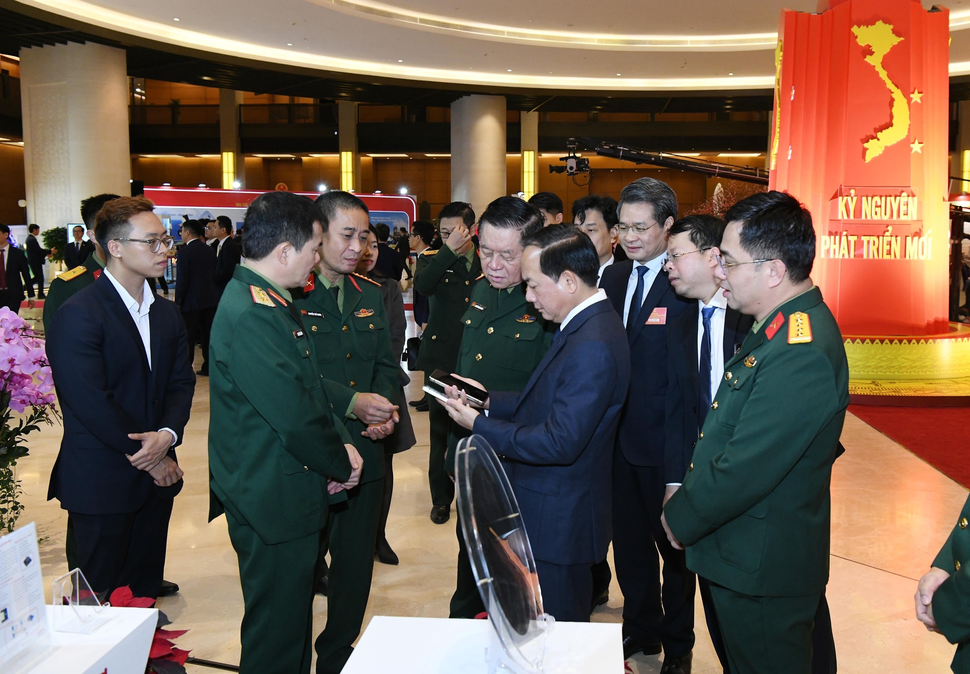 Các đại biểu tham quan triển lãm.2