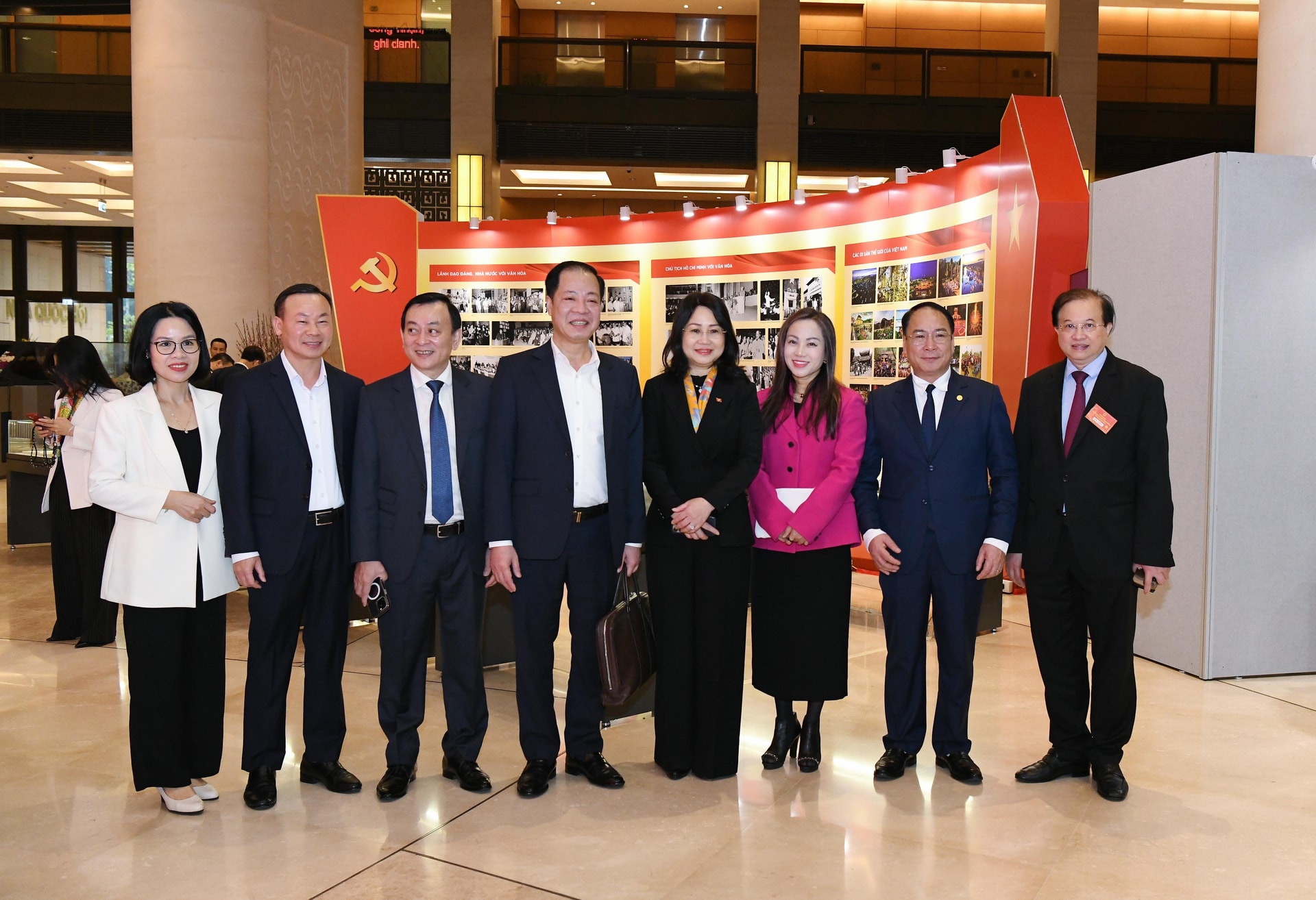 Các đại biểu tham quan triển lãm.3