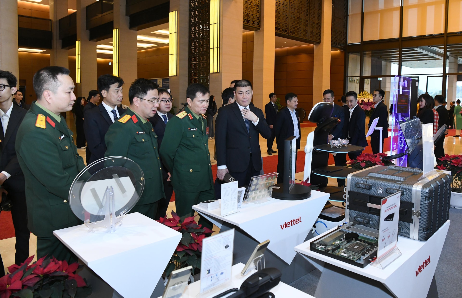 Các đại biểu tham quan triển lãm.4