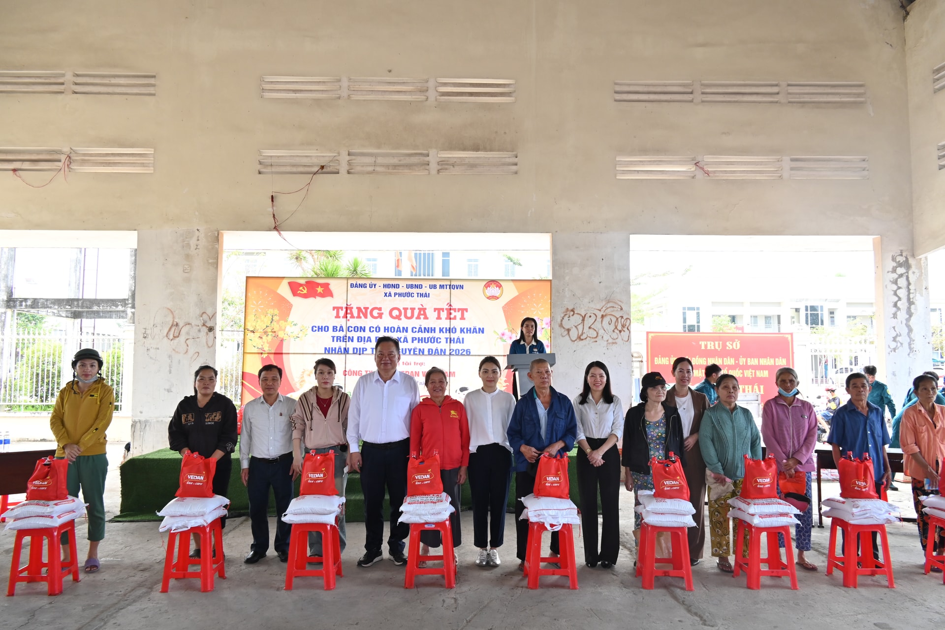 Bà Yang Nai Hsuan - Trợ lý đặc biệt Văn phòng Tổng Giám Đốc Vedan Việt Nam (áo trắng) cùng địa phương trao các phần quà Tết cho người dân xã Phước Thái