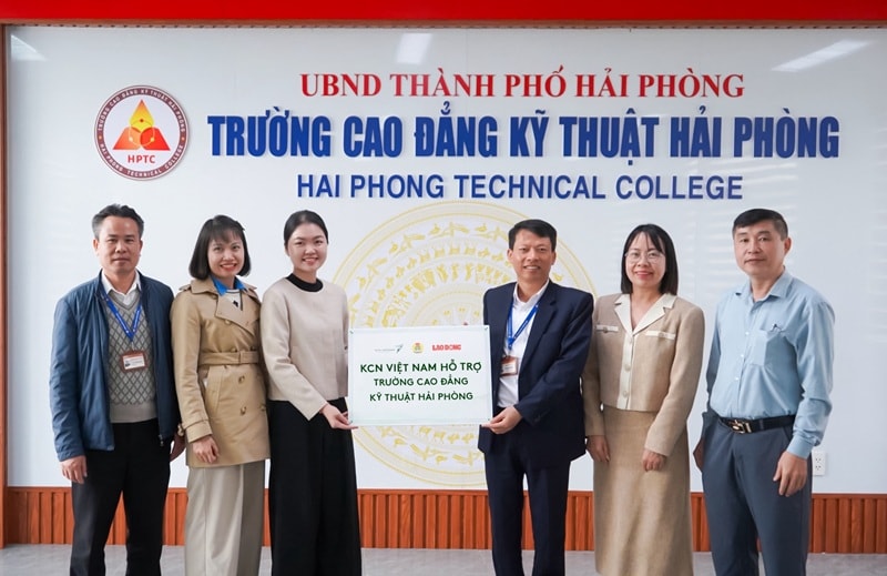 Đại diện Tập đoàn KCN Việt Nam trao hỗ trợ xây, sửa nhà cho công đoàn viên và học bổng cho con em công nhân vượt khó, học giỏi tại Đồng Nai.
