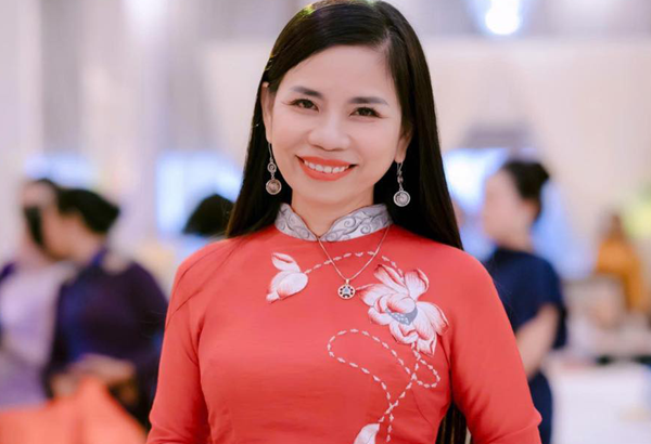 Người giữ “hồn” trang phục truyền thống Huế