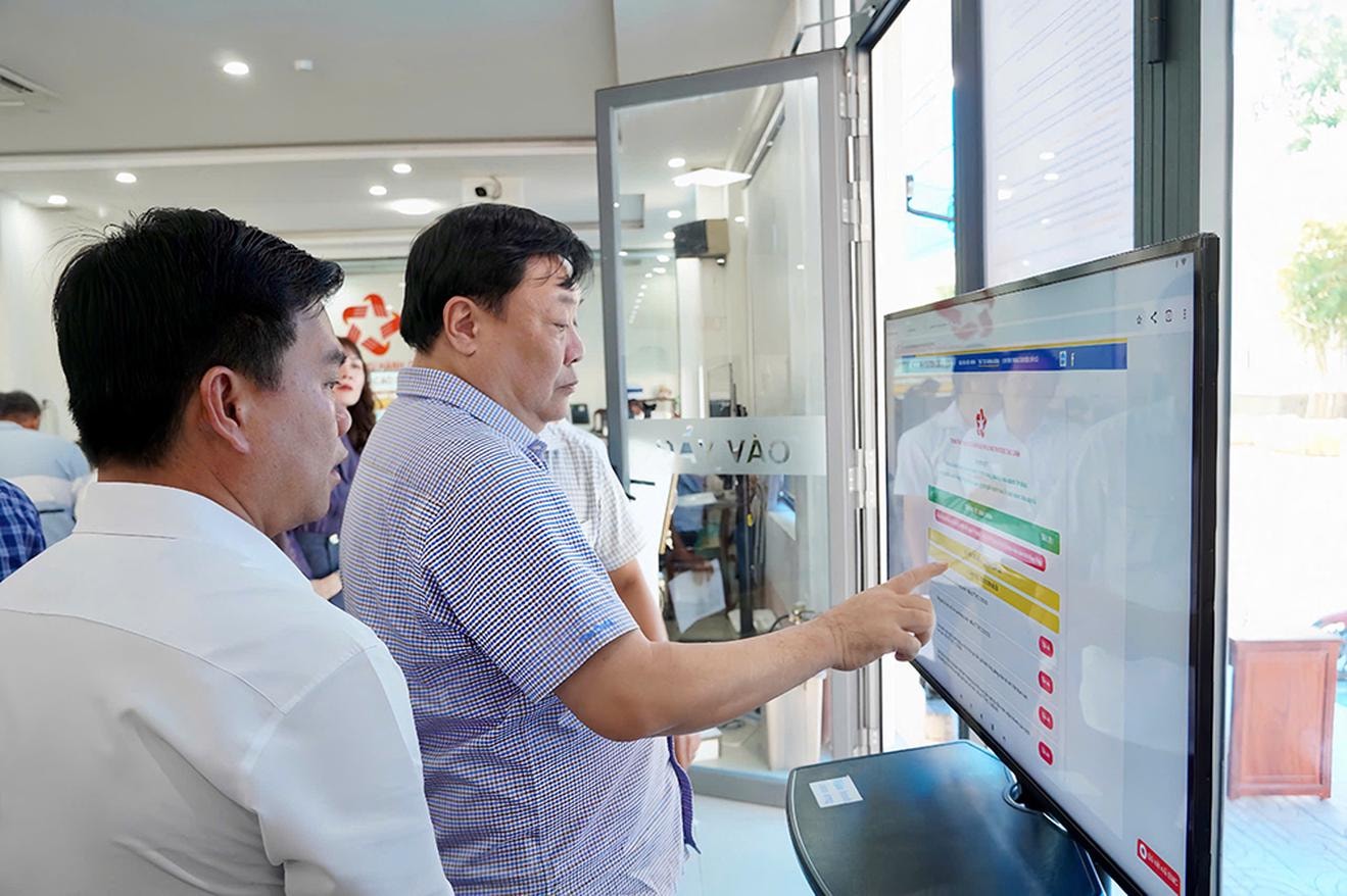 Chủ tịch UBND tỉnh Đồng Tháp Phạm Thành Ngại kiểm tra hoạt động của Trung tâm Phục vụ hành chính công phường Cao Lãnh