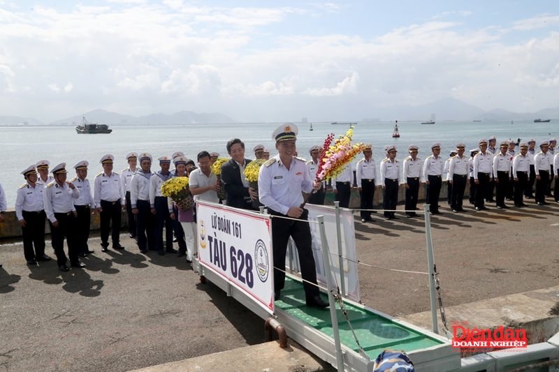 Đoàn công tác Bộ Tư lệnh Vùng 3 Hải quân lên tàu khởi hành chúc Tết cán bộ, chiến sĩ, các lực lượng và nhân dân đặc khu Cồn Cỏ, Lý Sơn năm 2026