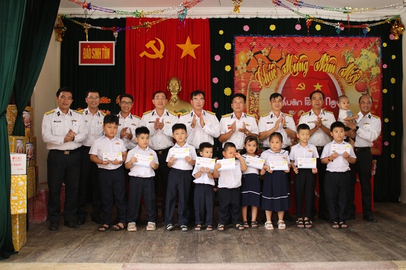 Tặng quà cho các cháu ở đảo Sinh Tổn