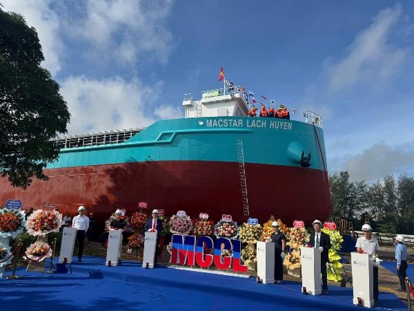- Lễ hạ thủy tàu container Macstar Lạch Huyện-180 TEUS- cấp SI.