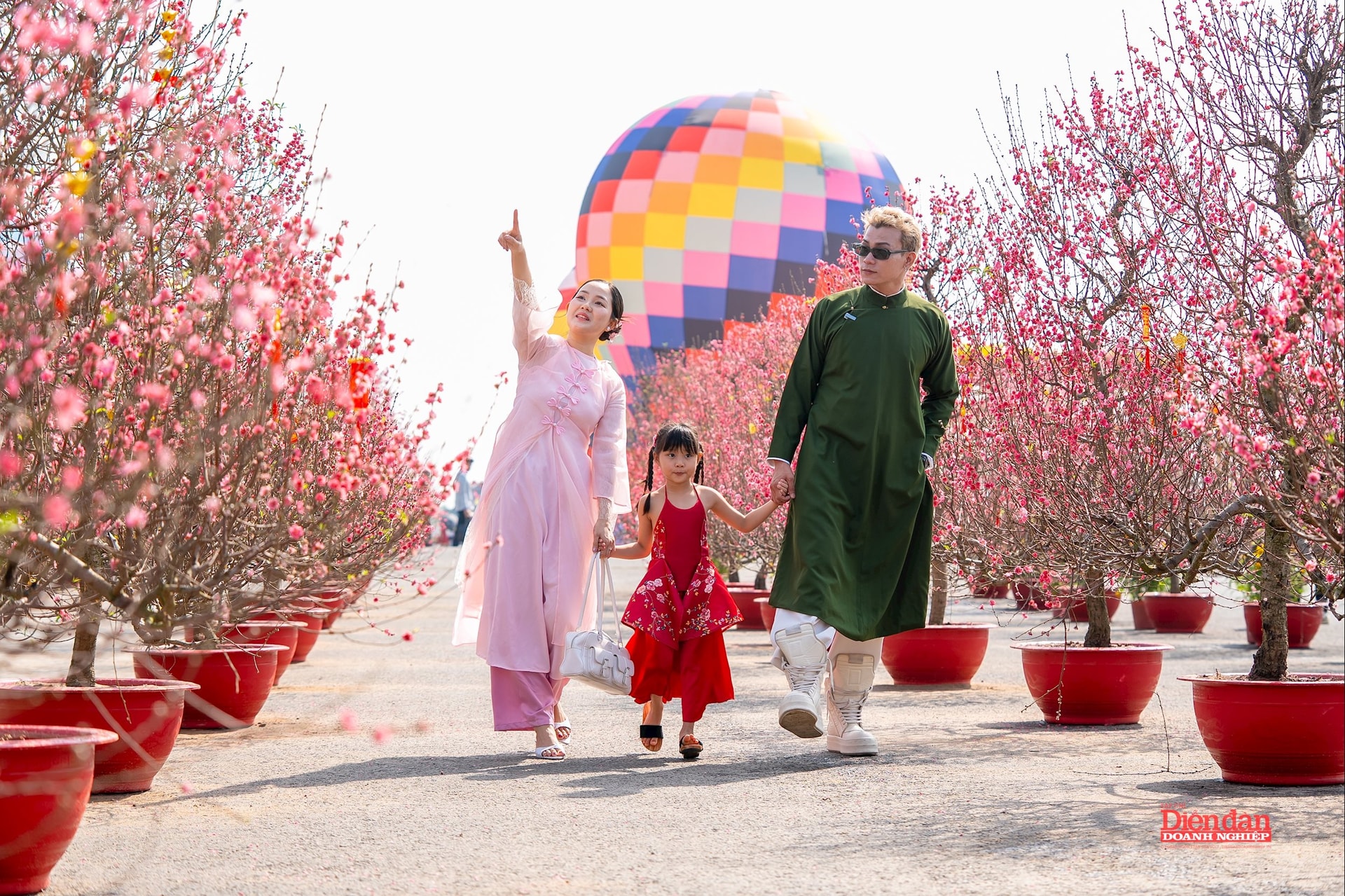 Nhiều gia đình tranh thủ đến với lễ hội Tết ở Cần Giờ để trải nghiệm không khí du xuân sớm