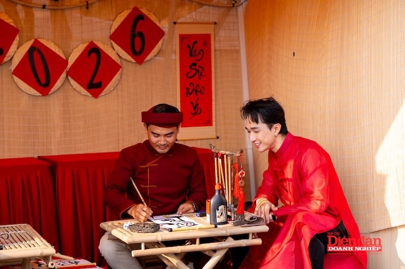 Xin chữ ông đồ trong lễ hội Xuân quy mô lớn kéo dài xuyên Tết từ ngày 7 tháng 2 đến 28 tháng 2 tại siêu đô thị Vinhomes Green Paradise Cần Giờ