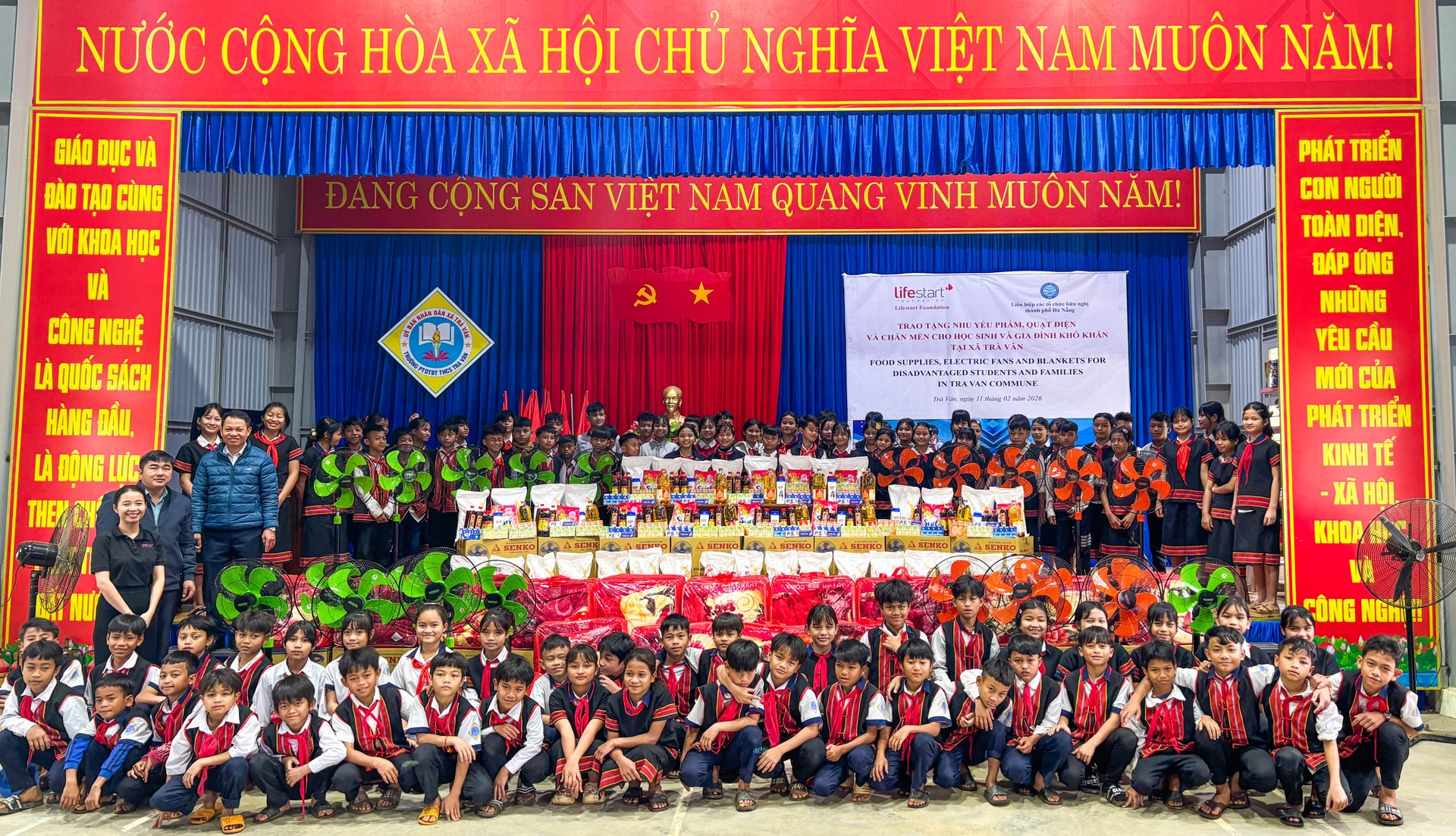 01-Bà Nguyễn Thị Cẩm Nhung (Quản lý Chương trình Học bổng & Nhà thương-Đại diện Lifestart Foundation) trao tặng quà Tết cho học sinh và người dân X.Trà Vân