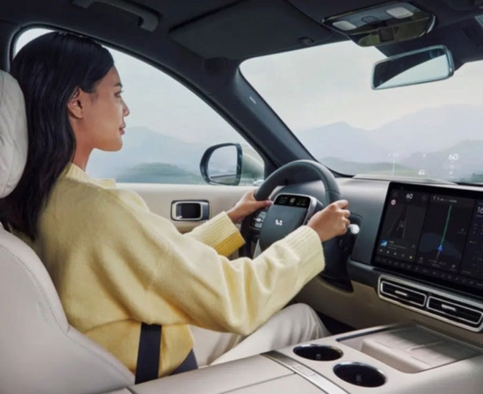 Sau cấm tay nắm cửa ẩn, ô tô bắt buộc phải có nút bấm vật lý