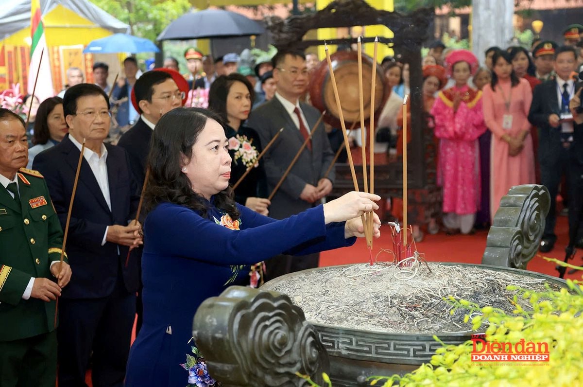 Phó Chủ tịch nước Võ Thị Ánh Xuân dâng hương 