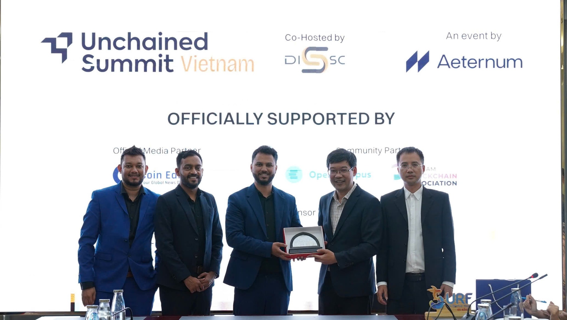 Lãnh đạo Sở Khoa học và Công nghệ thành phố Đà Nẵng tặng quà cho các đối tác nước ngoài tham dự chương trình làm việc giữa thành phố Đà Nẵng với đối tác Dubai và nhà đầu tư quốc tế