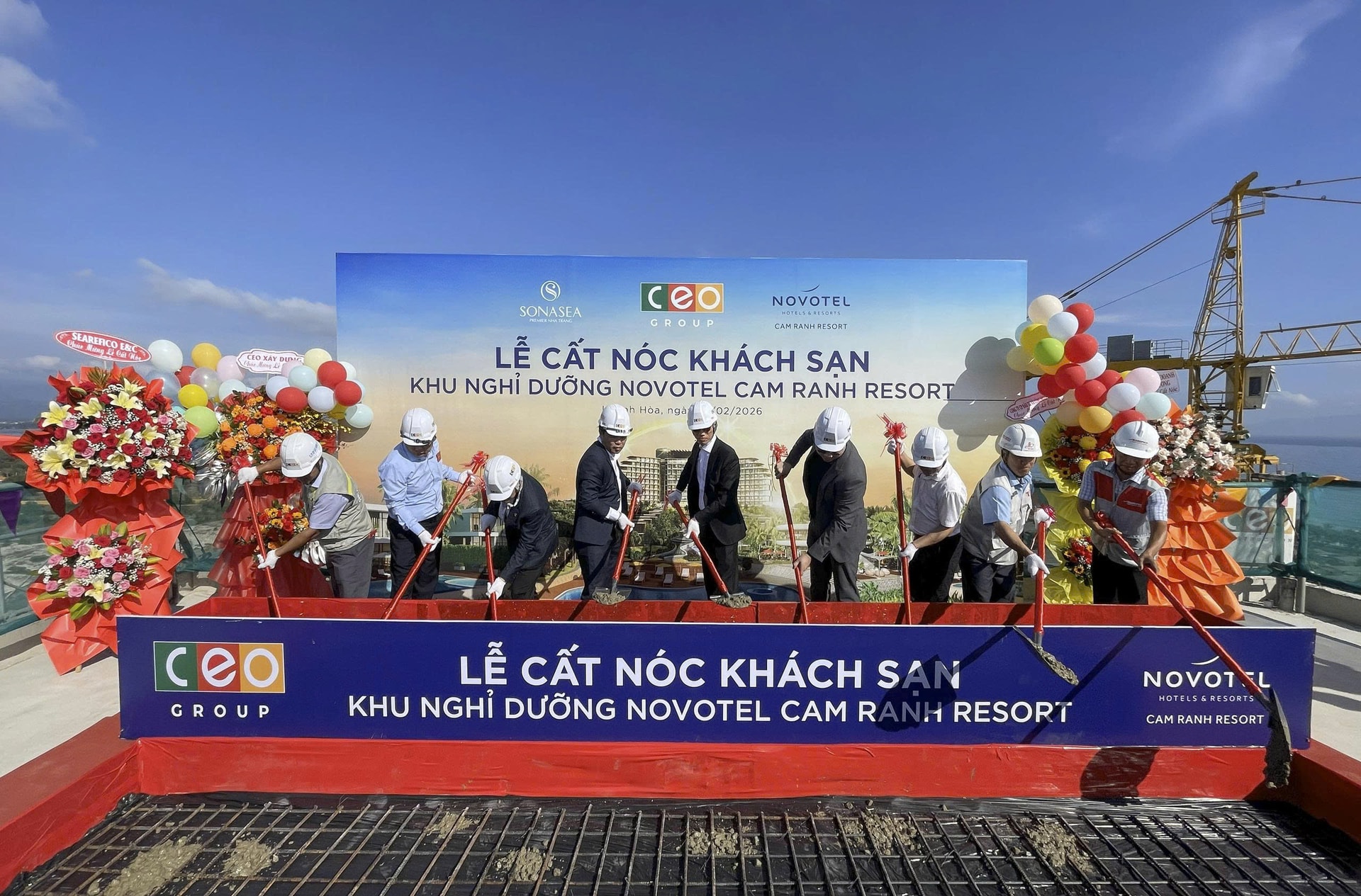 Lãnh đạo Tập đoàn CEO thực hiện nghi thức cất nóc, thể hiện quyết tâm tăng tốc và hiện thực hóa chiến lược 3.000 - 5.000 phòng khách sạn 5 sao.