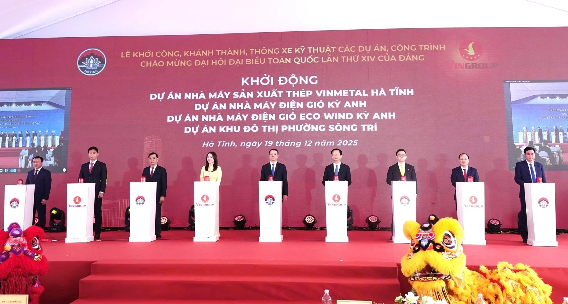 Các đại biểu bấm nút khởi động loạt dự án nghìn tỷ tại Khu kinh tế Vũng Áng.