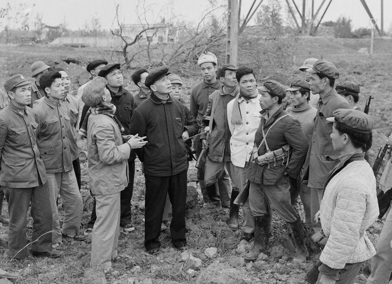 Thủ tướng Phạm Văn Đồng thăm hỏi các chiến sỹ tự vệ Đài phát thanh Mễ Trì, vùng bị máy bay Mỹ bắn phá, ngày 30/12/1972. Ảnh: Minh Trường/TTXVN