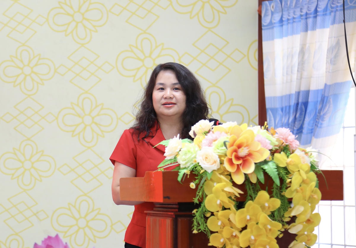 Bà Nguyễn Quỳnh Liên phát biểu trước cử tri xã Đông Thái. (ảnh: Thanh Tiến)