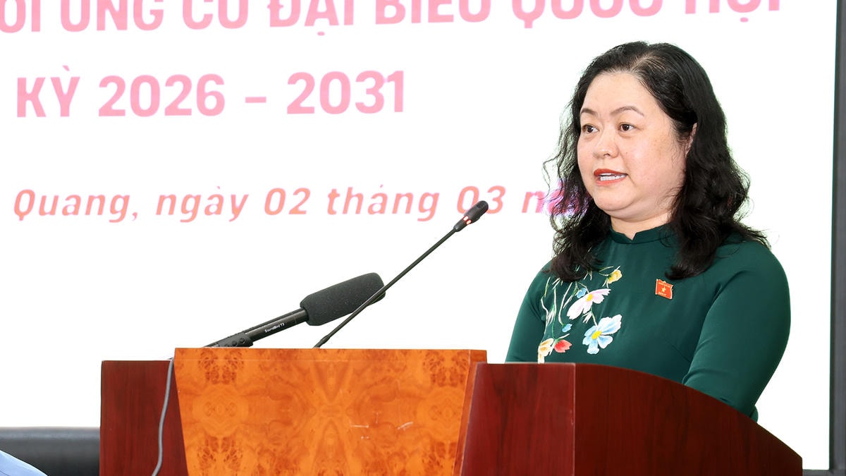 Ứng cử viên Lò Thị Việt Hà trình bày chương trình hành động nếu được cử tri tín nhiệm.