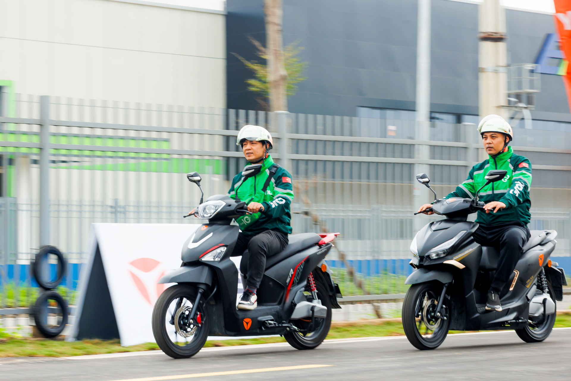 Grab hỗ trợ tài xế chuyển đổi sang xe máy điện - Ảnh 3.