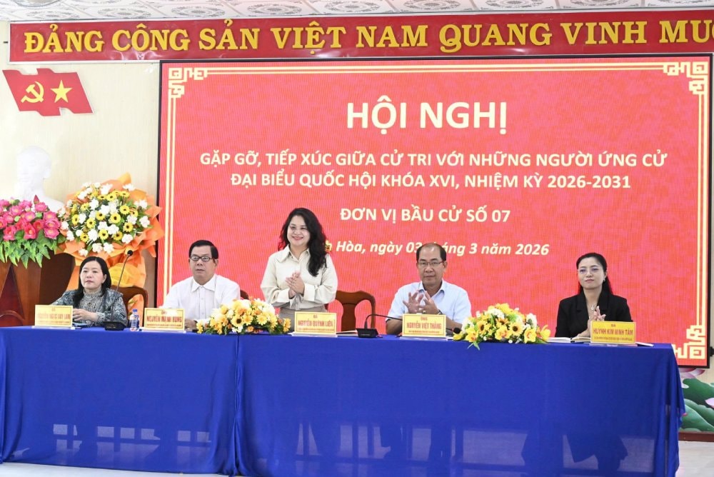 Bà Nguyễn Quỳnh Liên tham dự tiếp xúc cử tri tại xã Vĩnh Hòa. Ảnh: Thủy Tiên