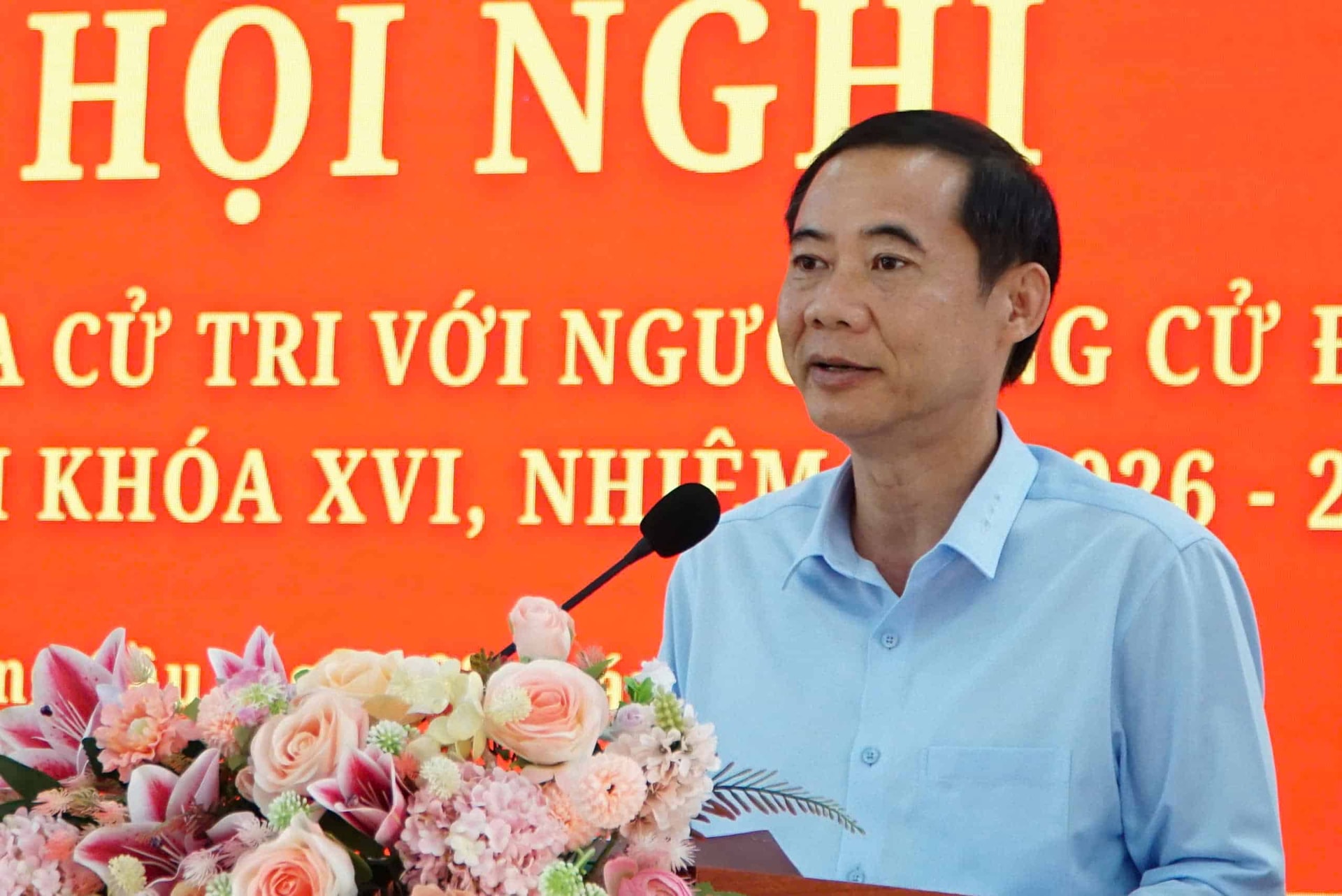 Ông Nguyễn Thái Học là một trong số các ứng cử viên trình bày chương trình hành động trước cử tri. Ảnh: Hữu Long