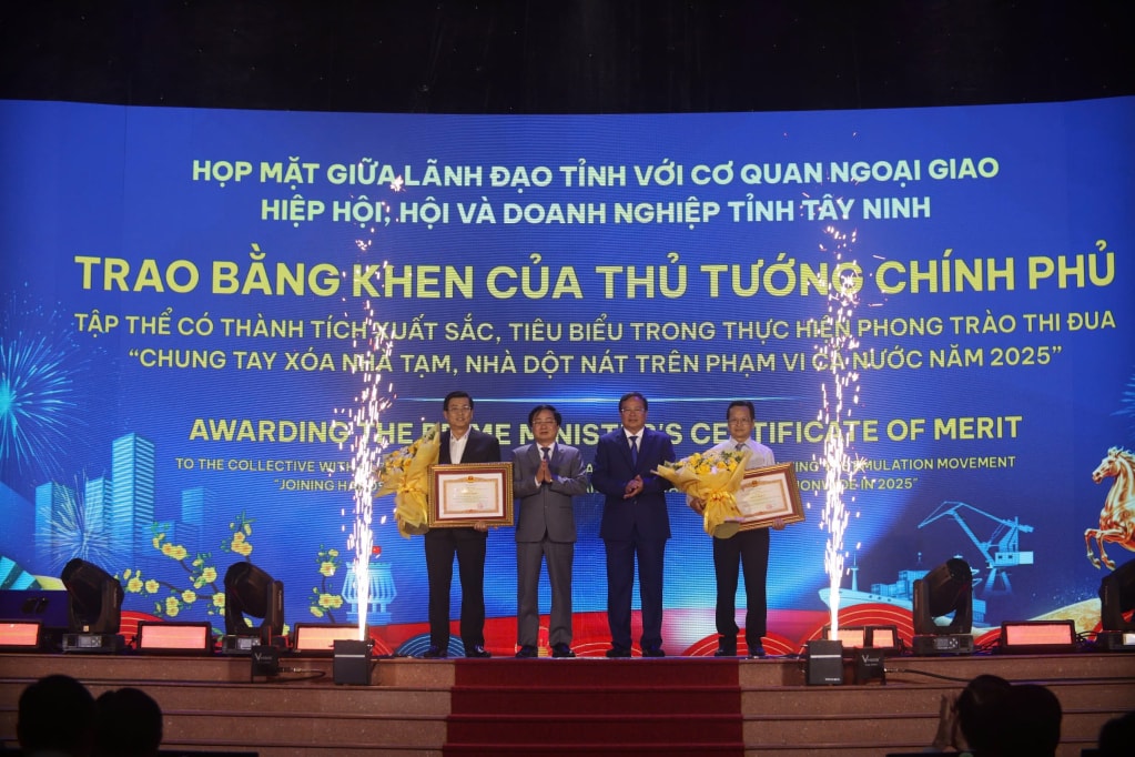 2 tập thể vinh dự nhận Bằng khen của Thủ tướng chính phủ vì có thành tích xuất sắc, tiêu biểu trong phong trào thi đua “Chung tay xóa nhà tạm, nhà dột nát trên phạm vi cả nước năm 2025”