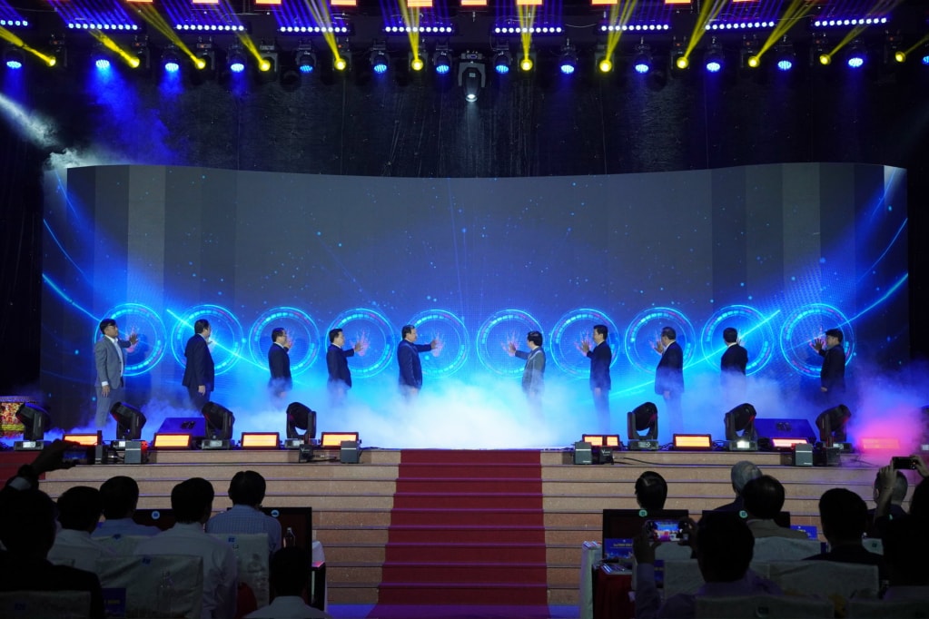 Lãnh đạo tỉnh thực hiện nghi thức khai xuân 2026