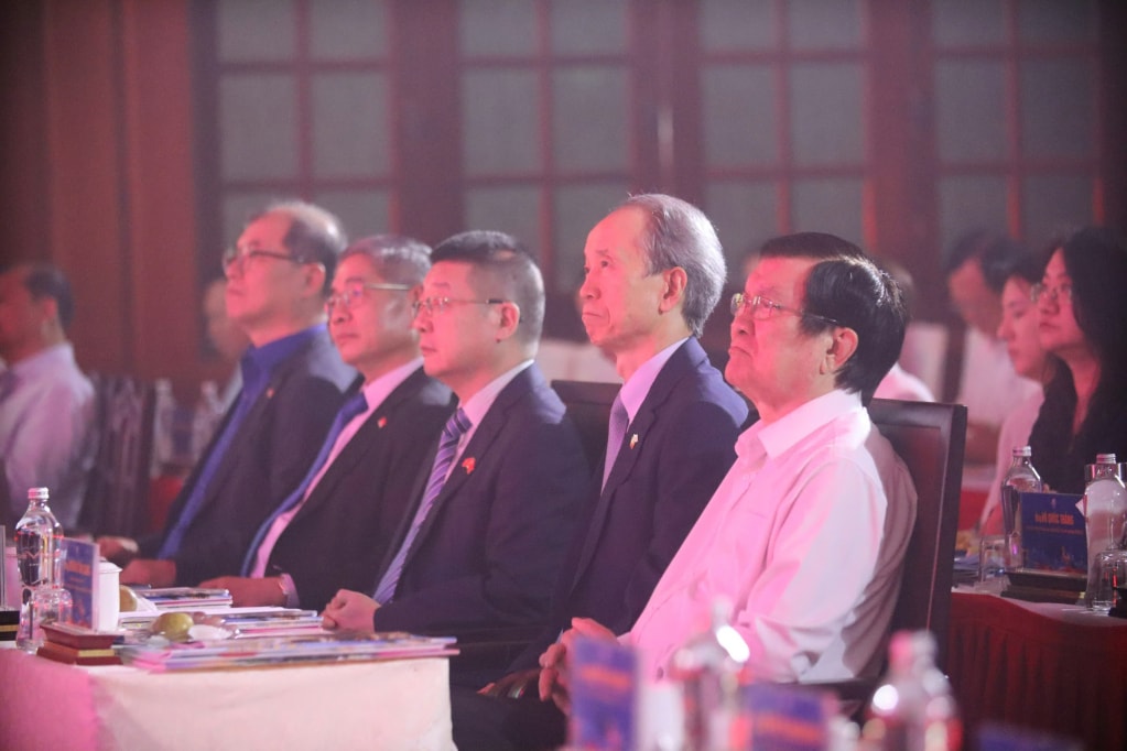 Tham dự Hội nghị có nguyên Ủy viên Bộ Chính trị, nguyên Chủ tịch nước Cộng hòa Xã hội Chủ nghĩa Việt Nam Trương Tấn Sang (bìa phải)