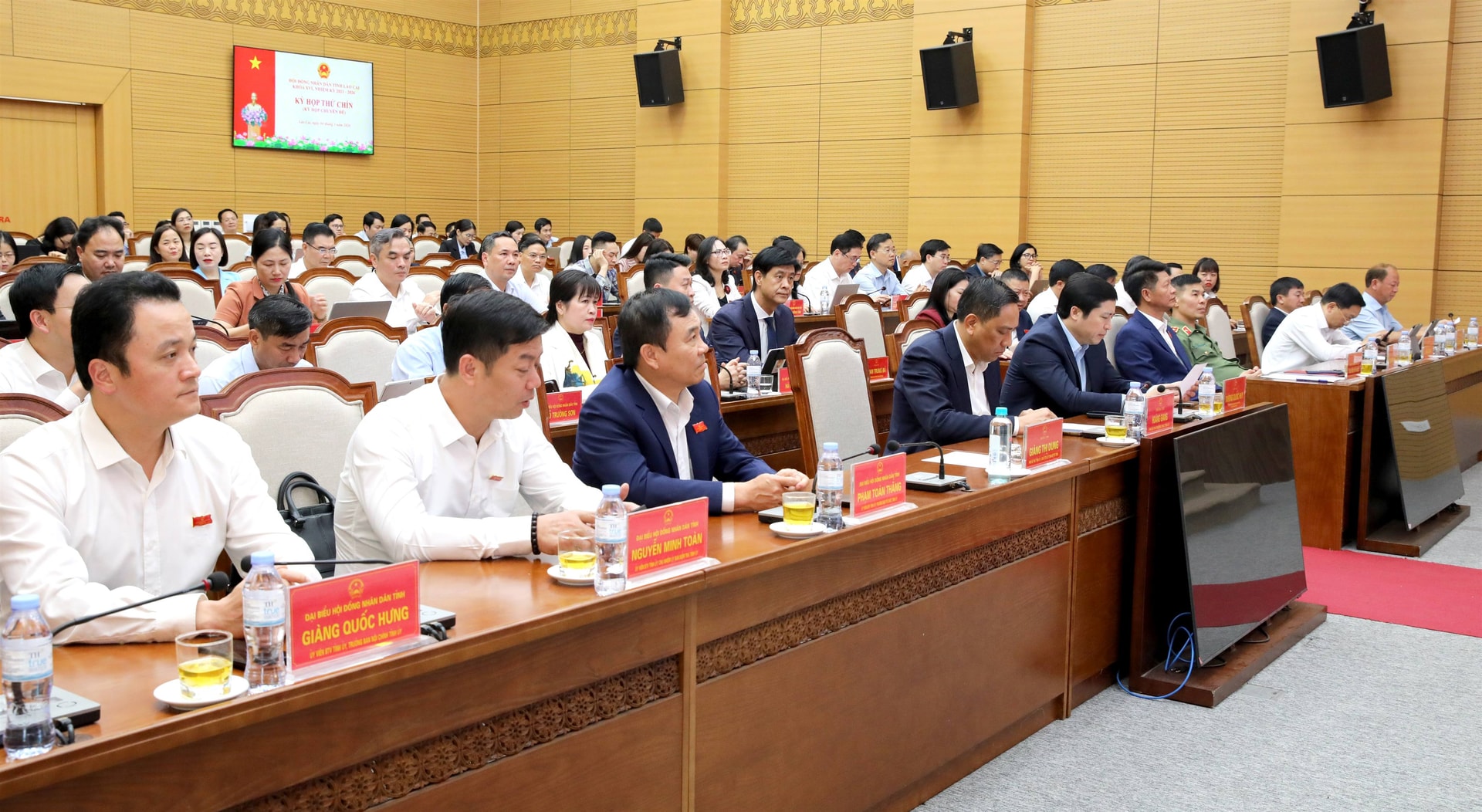 Các đại biểu dự kỳ họp