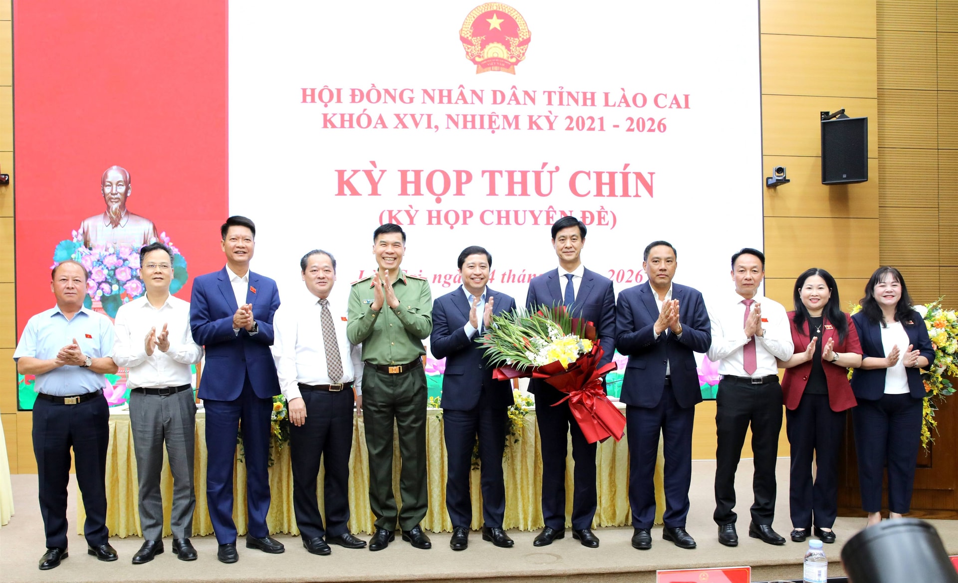 Các đồng chí lãnh đạo tỉnh tặng hoa chúc mừng đồng chí Phan Trung Bá