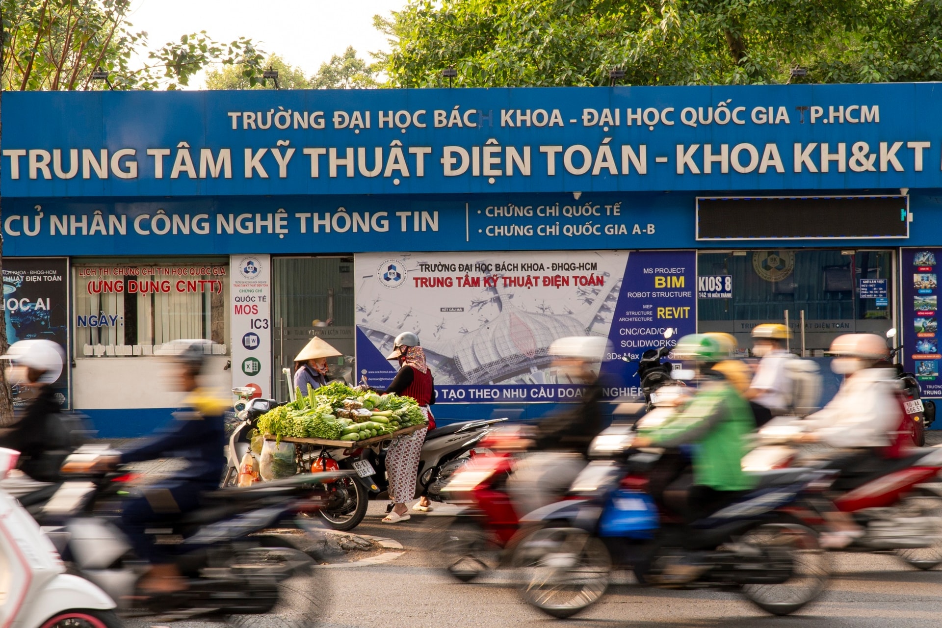 Trường Đại học Bách khoa quản lý 11 khoa đào tạo, 41 ngành bậc đại học, 36 ngành bậc thạc sĩ và 32 ngành bậc tiến sĩ. Tổng quy mô đào tạo của trường gồm hơn 23.000 sinh viên, trên 2.100 học viên cao học và gần 300 nghiên cứu sinh. Theo Phát Đạt, với quy mô đào tạo lớn, trong khi cơ sở hiện hữu nằm trong khu vực nội đô khiến nhu cầu nâng cấp, mở rộng hạ tầng đào tạo và nghiên cứu ngày càng cấp thiết.