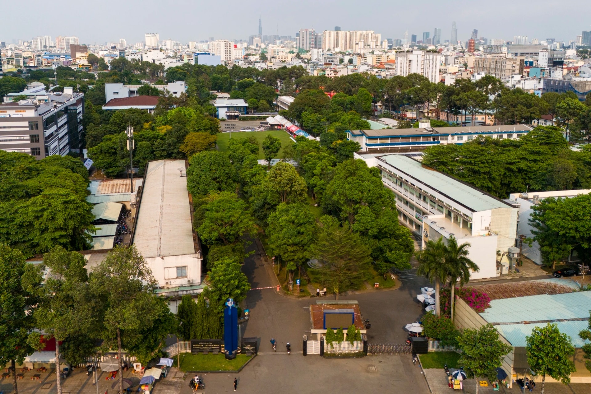Trường Đại học Bách khoa là một trong những cơ sở đào tạo đại học sở hữu khuôn viên rộng nhất tại TP.HCM. Trong ảnh là khu vực cổng chính của ngôi trường nằm tại số 268 Lý Thường Kiệt.