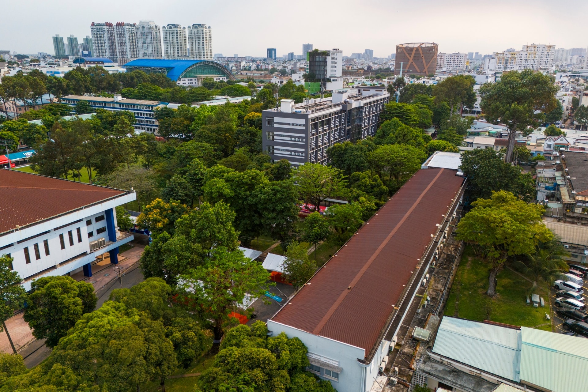 Tổng diện tích khuôn viên trường vào khoảng 14,2 ha, bao gồm các không gian giảng đường, phòng học, thư viện, trung tâm học liệu, phòng thí nghiệm, phòng thực hành, nhà tập đa năng, xưởng thực hành...