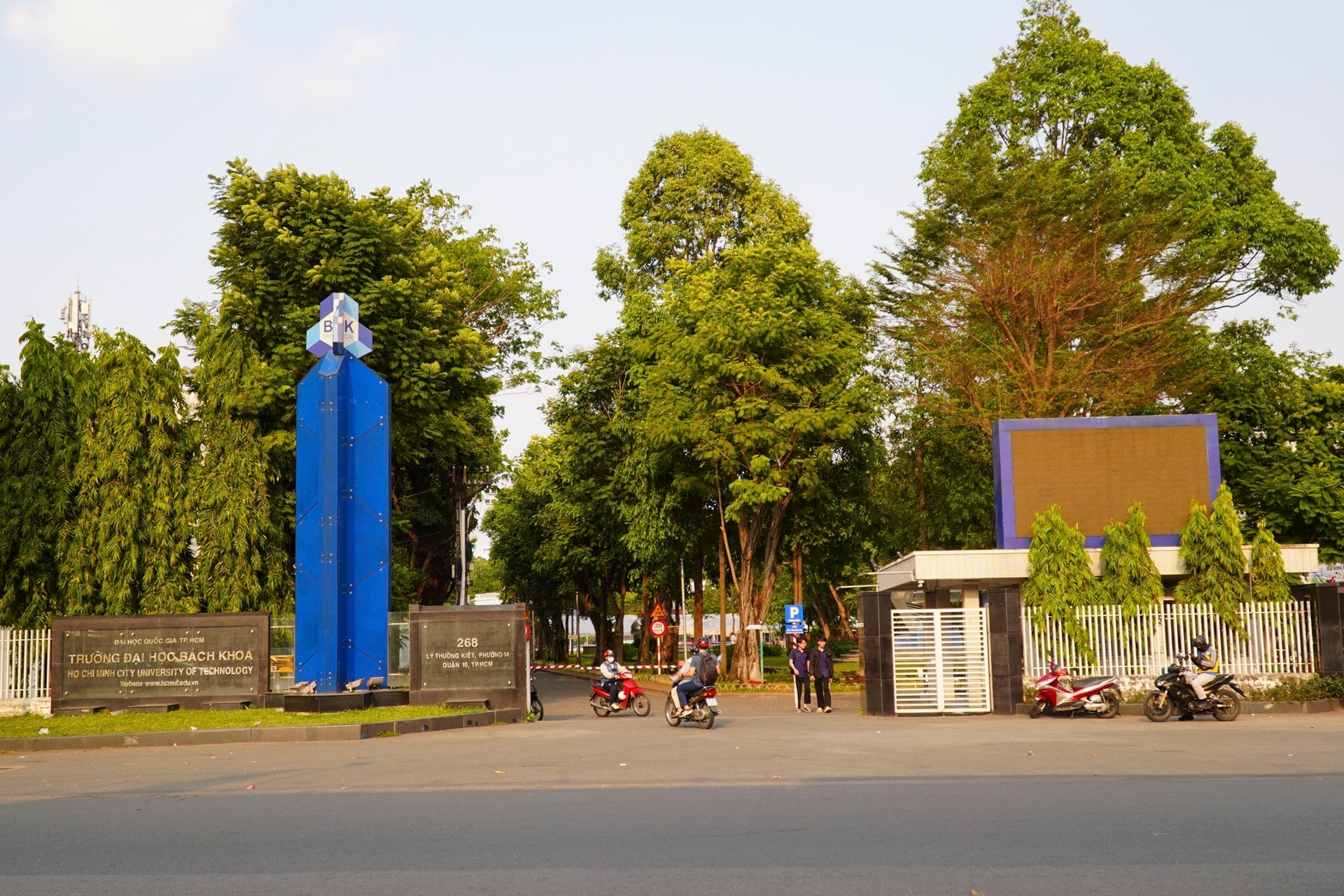 Ngày 25/2, Ban Thường vụ Thành ủy TP.HCM đã ban hành Kết luận số 316-KL/TU về chủ trương nghiên cứu xây dựng đề án di dời và mở rộng các cơ sở giáo dục đại học, cao đẳng, cơ sở đào tạo nghề và một số cơ sở y tế ra khỏi khu vực nội thành.