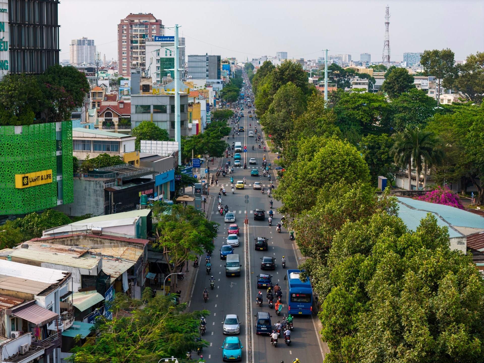 Phía doanh nghiệp cho rằng việc di dời cơ sở đào tạo về Làng Đại học Thủ Đức có thể góp phần phát triển hệ thống hạ tầng giáo dục hiện đại, đồng bộ, đồng thời giảm áp lực giao thông nội đô khi lượng lớn sinh viên không còn di chuyển vào khu vực trung tâm mỗi ngày. Phương án này cũng mở ra cơ hội tái cấu trúc không gian phát triển giáo dục theo hướng bền vững.