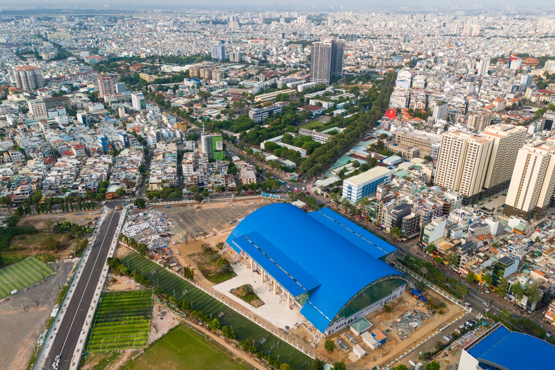 Cơ quan chức năng TP.HCM cho rằng việc nghiên cứu di dời cơ sở Trường Đại học Bách Khoa khỏi trung tâm thành phố là một nội dung cụ thể trong quá trình triển khai chủ trương chung của Thành ủy, không phải quyết định riêng lẻ đối với một cơ sở giáo dục. Đồng thời khẳng định đến hiện tại, thành phố chưa có quyết định cụ thể về phương án sử dụng khu đất, chưa có chủ trương giao khu đất này cho bất kỳ doanh nghiệp nào để thực hiện dự án bất động sản thương mại.