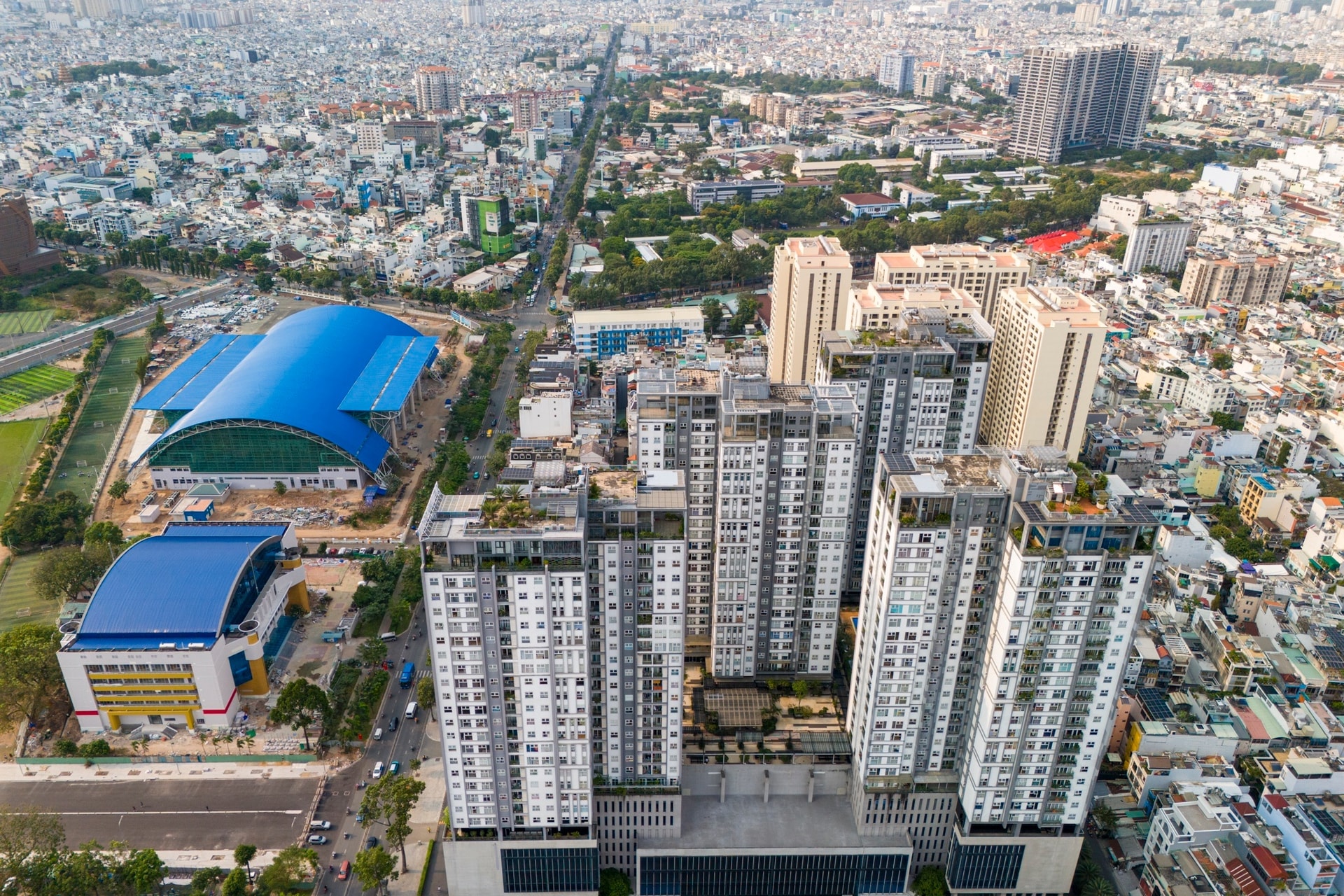 Đề xuất này nhanh chóng thu hút sự chú ý của dư luận. Một số ý kiến cho rằng việc di dời trường có thể nhằm mục đích khai thác khu đất hiện hữu để phát triển các dự án bất động sản thương mại. Trước các ý kiến khác nhau, cơ quan chức năng TP.HCM đã có thông tin chính thức về nội dung này.