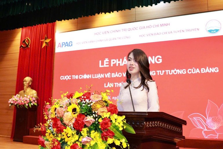 Đại diện sinh viên, học viên Học viện Hành chính và Quản trị công, sinh viên Nguyễn Thu Huyền Trang phát biểu, cho rằng Cuộc thi Chính luận về bảo vệ nền tảng tư tưởng của Đảng lần thứ 6 là nơi để đoàn viên, sinh viên thể hiện bản lĩnh, trí tuệ và lòng trung thành tuyệt đối với Đảng, với Tổ quốc. z7617001080702-09a09538caa7bb02300d10a356ddf600.jpg