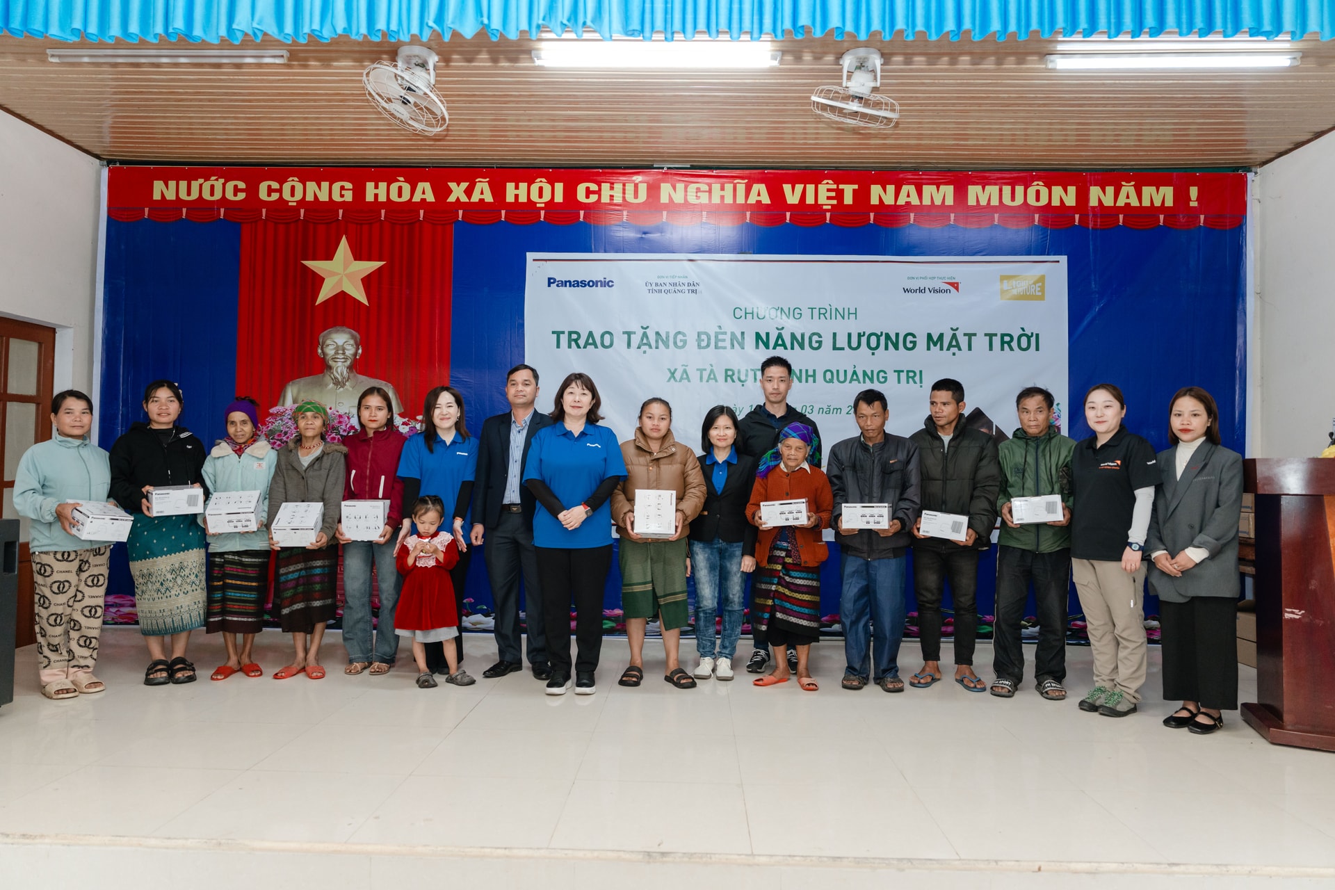 Panasonic đã trực tiếp trao đèn cho 100 hộ dân tại thôn Húc Nghì, xã Tà Rụt