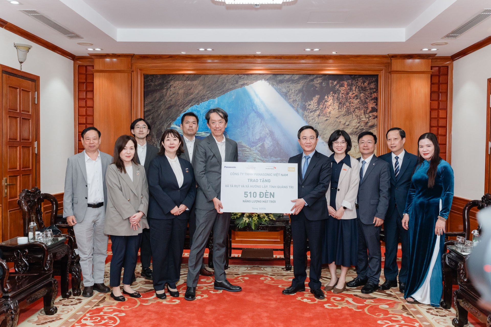 Tổng Giám đốc Panasonic Việt Nam trao tặng tượng trưng 510 đèn cho Phó Chủ tịch UBND tỉnh Quảng Trị