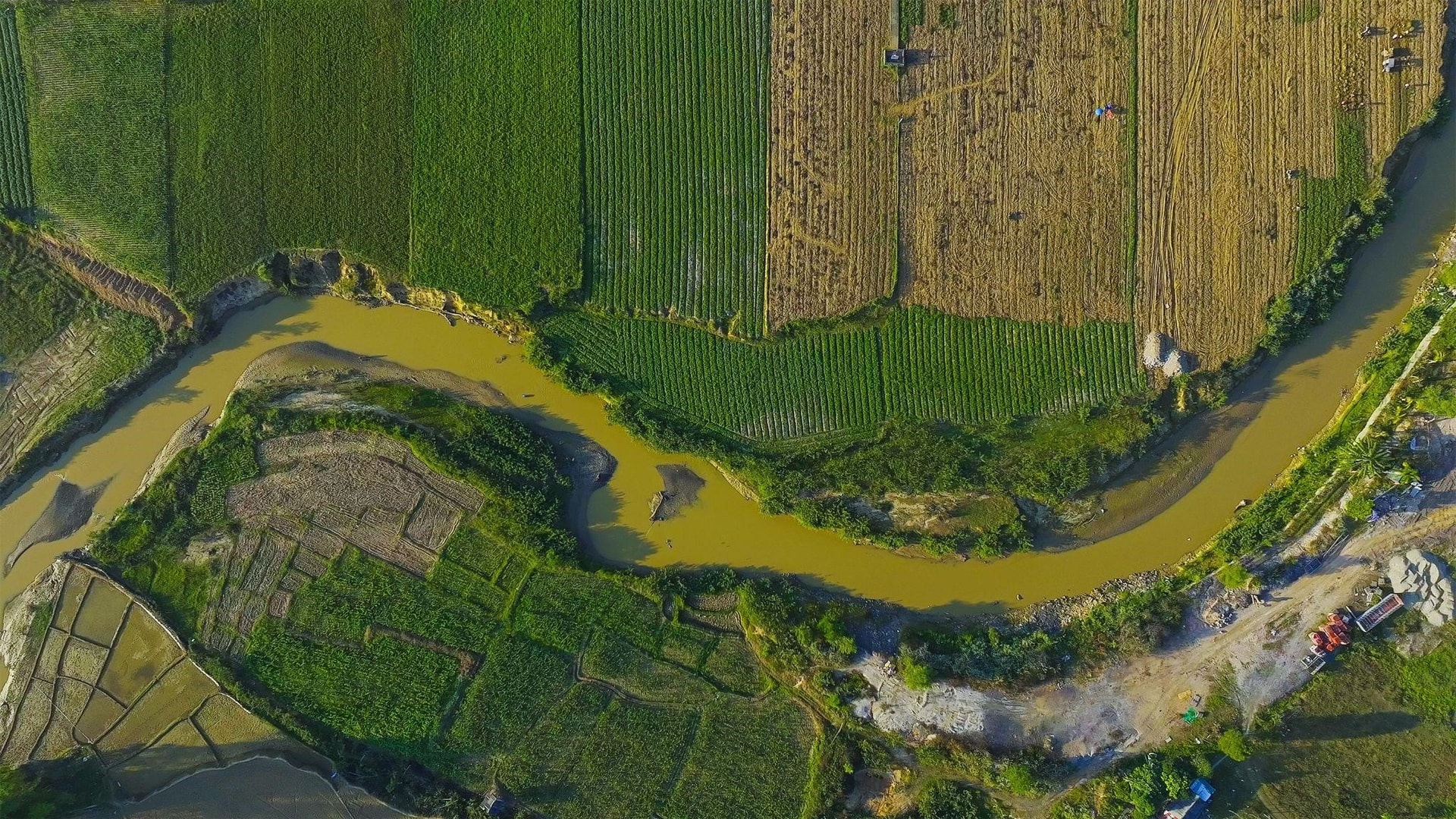 Sông Nậm Rốm bắt nguồn từ vùng núi phía bắc đi qua trung tâm thành phố Điện Biên Phủ trước khi hợp lưu với sông Nậm Núa rồi hòa vào hệ thống sông Mê Kông